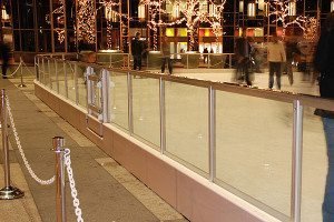Side and entrance to skate rink